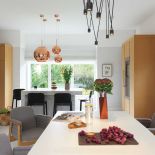 Ten dom w nowoczesnym stylu położony jest wśród brzóz i wygląda pięknie.