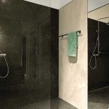 Ten dom w nowoczesnym stylu położony jest wśród brzóz i wygląda pięknie.