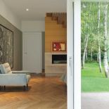 W sypialni w czarnych ramach wisi fotografia Szymona Brodziaka Drzewo , która była początkiem zmian w domu.