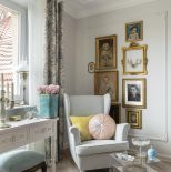 nowoczesny salon ze starymi meblami