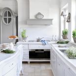 Nowoczesnym akcentem w kuchni jest olbrzymi piekarnik Miele.