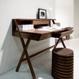 Nowość z Mediolanu - sekretarzyk Navarrai stołek jak pieniek drzewa zrobione są z litego drewna orzechoweg. RIVA 1920