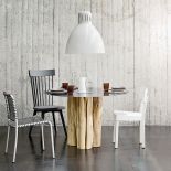 stół z drewnianą nogą