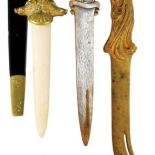 Nożyk z kości i złoconego brązu, obok skórzana pochwa Francja, XIX w., Rempex. Nóż cynowy z Czech, zdobiony dwiema
