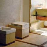 O stylu wnętrza decyduje często połączenie materiałów. Umywalkę z trawertynu zestawiono ze szkłem i drewnem.