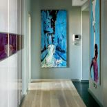 Obaz Anny Mierzejewskiej z serii Street , ten niebieski w głębi holu, przedstawia kuzynkę