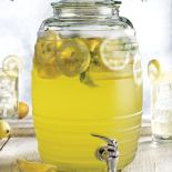 Plain air, czyli świeże powietrze, łono przyrody. Wszystko pięknie, ale szałowych kreacji potrzebują też stoły.