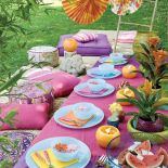 Plain air, czyli świeże powietrze, łono przyrody. Wszystko pięknie, ale szałowych kreacji potrzebują też stoły.