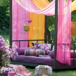 Plain air, czyli świeże powietrze, łono przyrody. Wszystko pięknie, ale szałowych kreacji potrzebują też stoły.