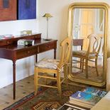 Obok konsoli duże lustro. Apartament w kamienicy na Powiślu