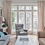 Obok kredensu na 150 talerzy stoi secesyjny stół i francuska konsola.