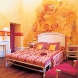 Obok łóżka stoi bankietka. Wśród winnic Bergerac