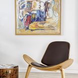 Obok obrazu Andrzeja Kasprzaka klasyk duńskiego dizajnu - krzesło Shell Hansa J. Wegnera.