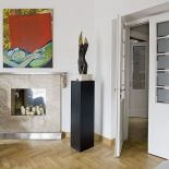 Obok rzeźba Jacka Zwoniarskiego. Mieszkanie dobrze ułożone