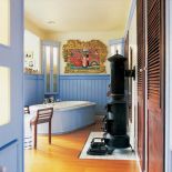 Obok wanny stoi koza. Przestronna rodzinna łazienka