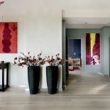 Obraz Anny Mierzejewskiej przedstawaijący dwie butelko coca coli trafił nad konsolę w przejściu. Są w