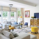 salon z niebieskimi i żółtymi dodatkami