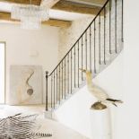 Obraz, który zdobi hol, namalowała pani domu. Głuptaka to prezent, a włoski krysztłowy żyrandol został