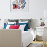Obraz nad łóżkiem - reprodukcja Joana Miro - to prezent od mamy gospodarza.