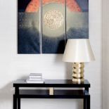 Obraz to pamiątka z podróży do tajlandii. Pod nim konsola i lampa z Art at Home.