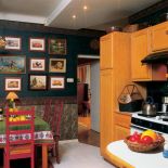 Obrazki ze zwierzętami - miły pomysł na dekorację ściany w kuchennym kąciku jadalnym.