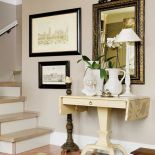 Obrazy lubią towarzystwo lustra, ale jeśli jest ono oprawione w bogato zdobioną ramę, sąsiedzi muszą zachować skromność.