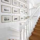 Galeria wzdłuż schodów ożywi tę mało dekoracyjną przestrzeń