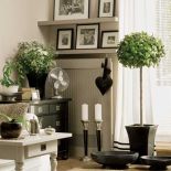 Obrazy niekoniecznie muszą wisieć. Jeśli galerię zdjęć urządzisz nad komodą, jedna z prac może na niej stać.