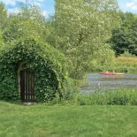 Obrośnięta winobluszczem furtka jest tu od zawsze. Zwieńczeniem trawiastej łąki są nadbrzeżne trzciny i szuwary.