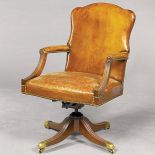 Obrotowe krzesło z mahoniu, z mosiężnymi okuciami, lata 30. XX w., Sotheby s