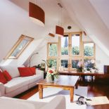 Obrotowe okna GGL z klapą wentylacyjną, która zapewni dopływ świeżego powietrza. Cena - od 996 zł/szt. VELUX