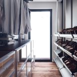 Obszerna i dodatkowo doświetlona lukserami garderoba.