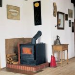 Obudowę kominka zredukowano do minimum.