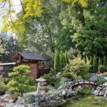 Oczko wodne otoczone kamieniami. Japoński ogród w Janowicach