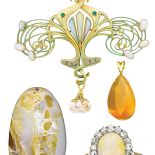 Od góry: broszka w kształcie splecionych pawi: opal, perły i złoto, projekt George Fouquet, 1900