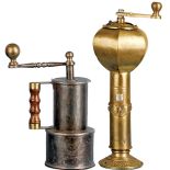 (Od lewej) Domowy młynek z drewnianym uchwytem, żarna stożkowe. Niemcy, koniec XIX w. / Młynek w stylu