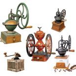 (Od lewej) Francuski z XIX w., www.1stdibs.com. / Z drewna i metalu. / Amerykański sklepowy z początku XX w.