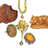 Od lewej: opal w skamieniałym drzewie, Science Photo Library, pierścionek zdobiony opalem i szmaragdami,