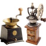 Od lewej: skrzynkowy i drewniano-metalowy z dwiema szufladkami.