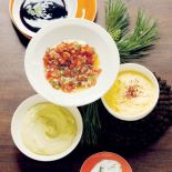 Od lewej: sos hoisin, pomidorwy winegret, zielony majonez, sos paprykowo szafranowy i sos kokosowo-imbirowy.