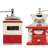 (Od lewej) Stylizowany na dawny, w drewnianej obudowie. / Firmy London Pottery, www.fide.pl