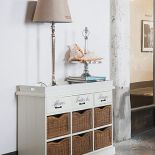 Od Riviera Maison ma sześć wyplecionych z trzciny szuflad-koszy oraz tacę. Cena – 4 283 zł. HOUSE MORE