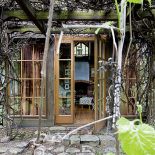 Od strony starej stodoły. Loft pod strzechą