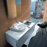 Od znanego dizajnera umywalka Starck 2 w cenie 1040 zł netto i szafka pod nią za 5835 zł, Duravit.