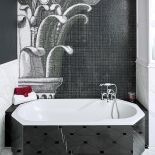 Odbudowany pałacyk zyskał nowy klasyczny wystrój. Znajdziemy tu eleganckie parkiety, antyki, marmury i kryształowe żyrandole.