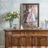 Odbudowany pałacyk zyskał nowy klasyczny wystrój. Znajdziemy tu eleganckie parkiety, antyki, marmury i kryształowe żyrandole.