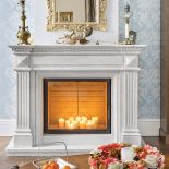 Odbudowany pałacyk zyskał nowy klasyczny wystrój. Znajdziemy tu eleganckie parkiety, antyki, marmury i kryształowe żyrandole.