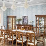 Odbudowany pałacyk zyskał nowy klasyczny wystrój. Znajdziemy tu eleganckie parkiety, antyki, marmury i kryształowe żyrandole.