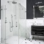 Odbudowany pałacyk zyskał nowy klasyczny wystrój. Znajdziemy tu eleganckie parkiety, antyki, marmury i kryształowe żyrandole.