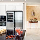 Odbudowany pałacyk zyskał nowy klasyczny wystrój. Znajdziemy tu eleganckie parkiety, antyki, marmury i kryształowe żyrandole.